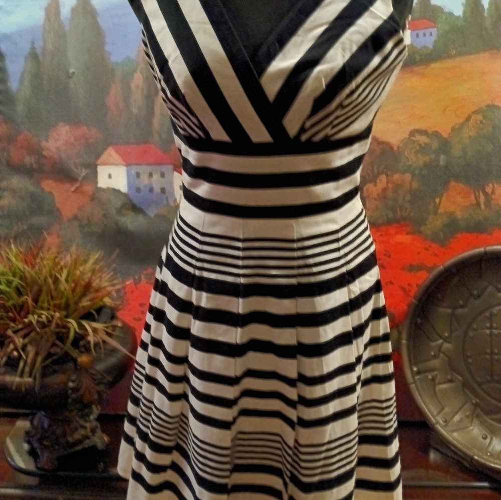 White House Black Market pleated v-neck midi - Picture 4 of 5